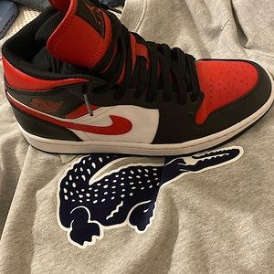 SIZE MEN 10.5. OG AIR JORDAN 1 NIKE. ONLY WORN ONCE. ONLY HAVE  THE RIGHT SHOE